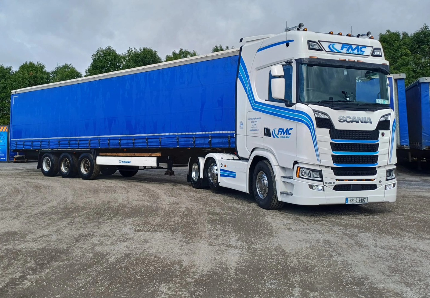FMC Scania 530S with Krone curtainsider trailer at the Ovens yard
