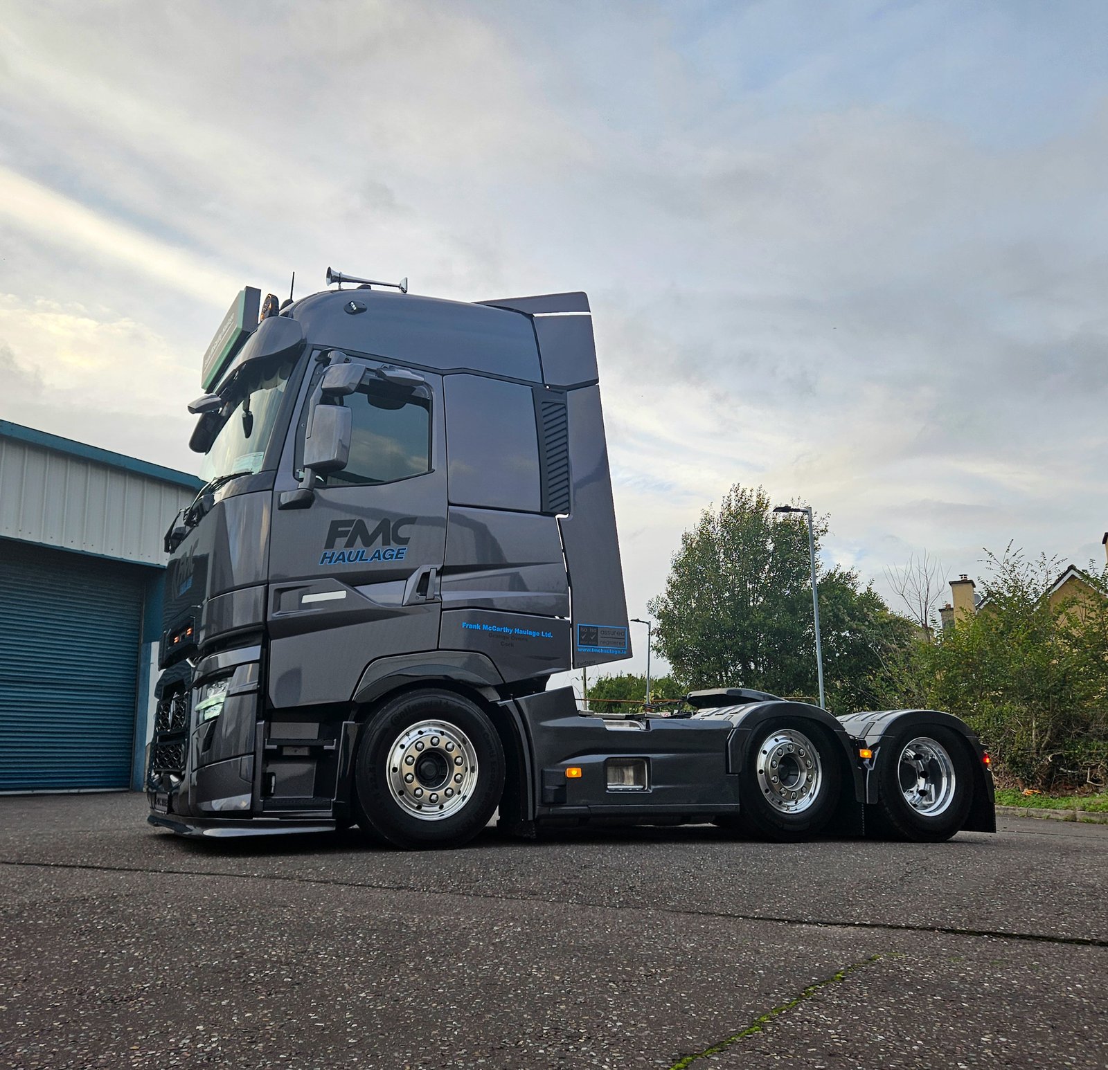 FMC Renault T-High in dark grey, low-angle side profile
